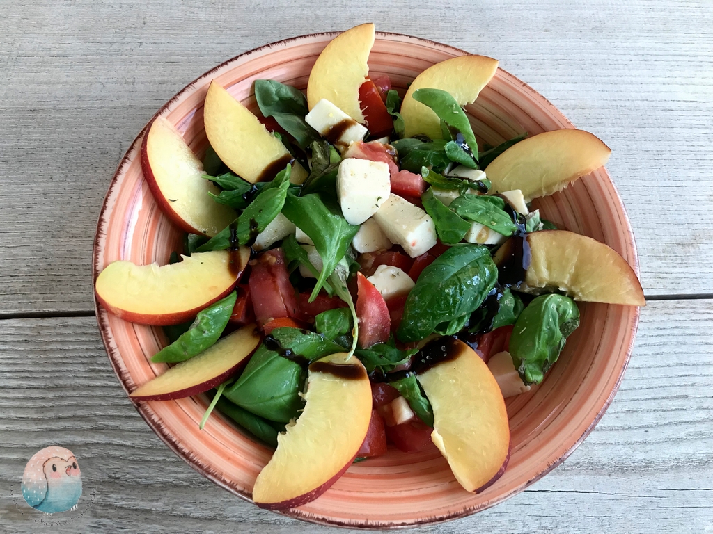 Mozarella Nektarinen Salat basische Ernährung schnabel-auf